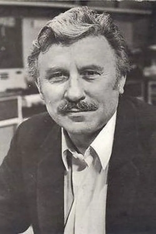 Joe Lynch interpretando a Father O'Shaughnessy