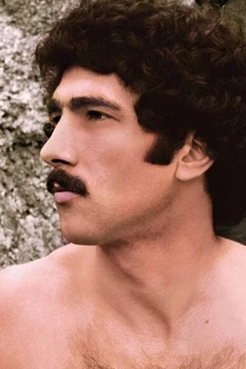 Joe Markum interpretando a