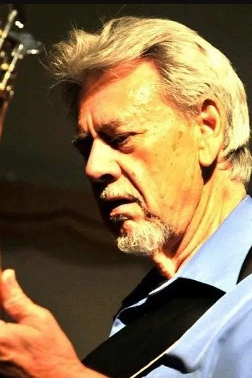 Joe Osborn interpretando a Self