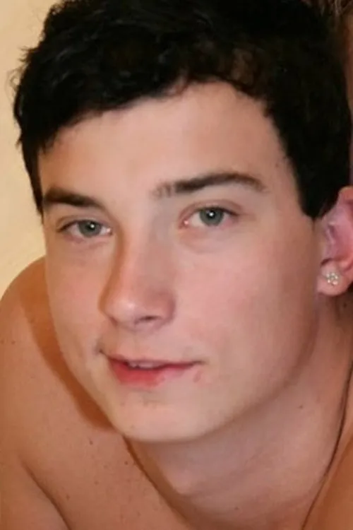 Joe Parkes interpretando a 