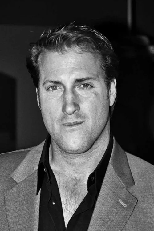 Joe Ricci interpretando a Santo