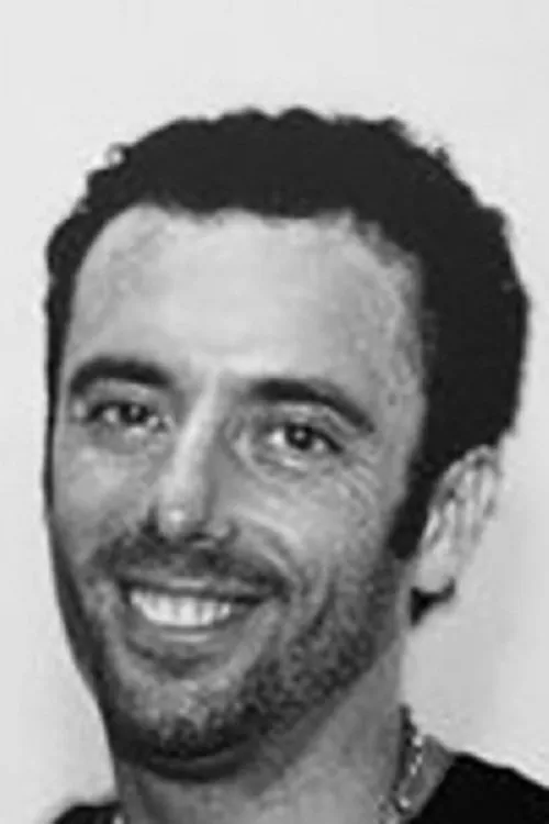 Joe Rockman interpretando a Bass Guitar / Backing Vocals