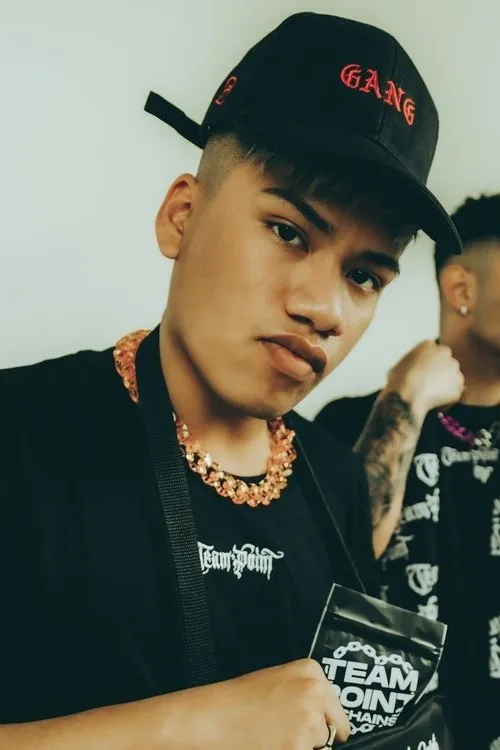 Joe Romero interpretando a Dancer