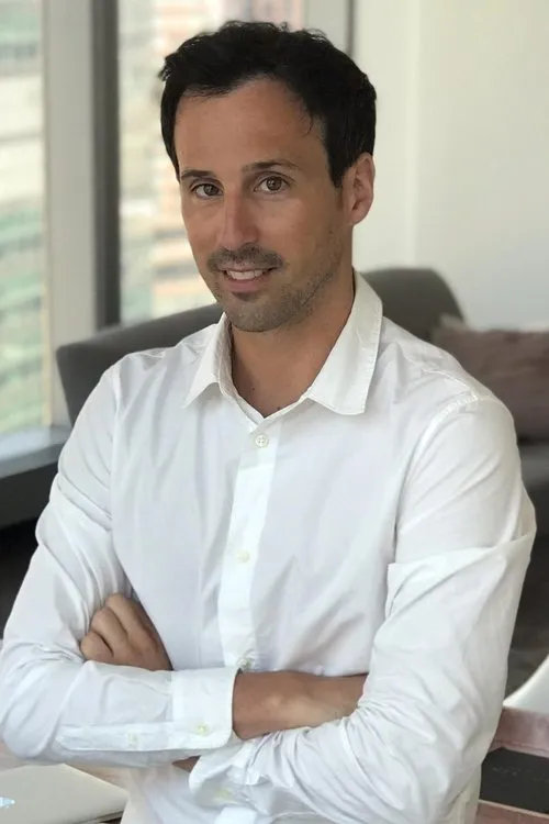 Joe Sabia — personaje: Self - Host