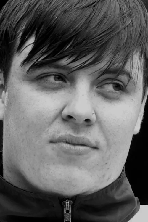 Joe Smith interpretando a #2