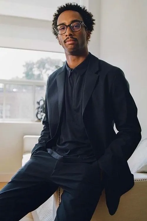 Joe Yates interpretando a