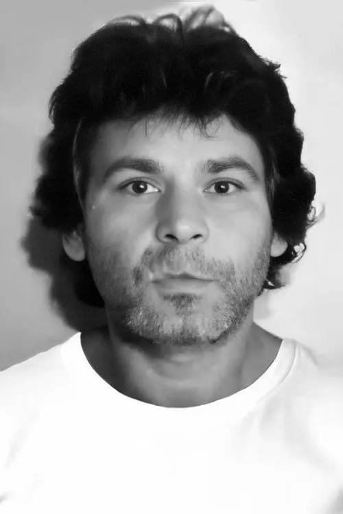 Joël Barbouth interpretando a Roger