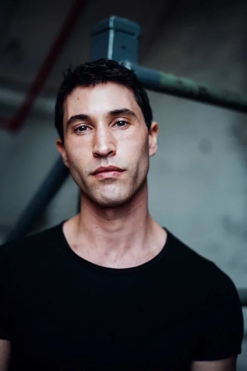 Joel DeCandio interpretando a Theo