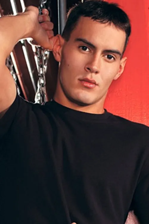 Joel Drake interpretando a 