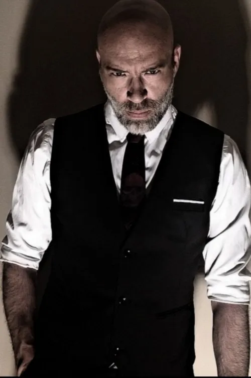 Joel F. Gardiner interpretando a FPS Doug