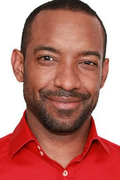 Joel Gordon interpretando a Reggie