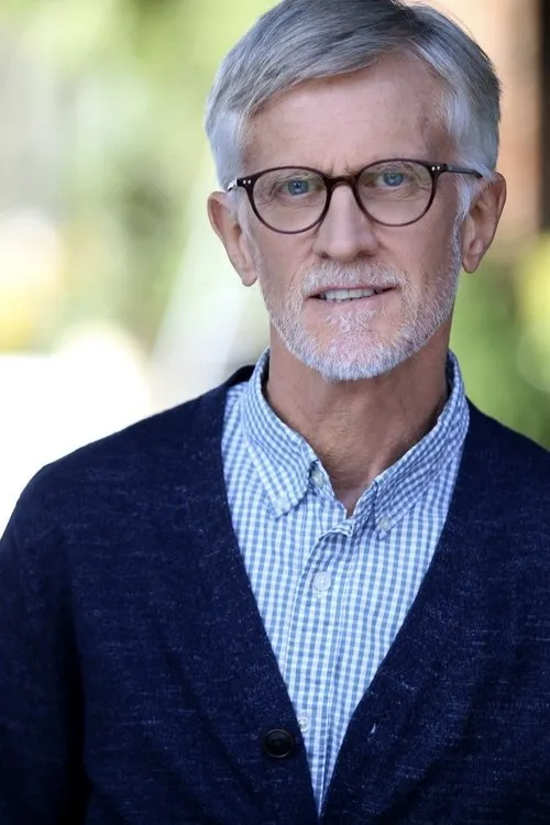 Joel Haberli interpretando a Doctor Samuelson