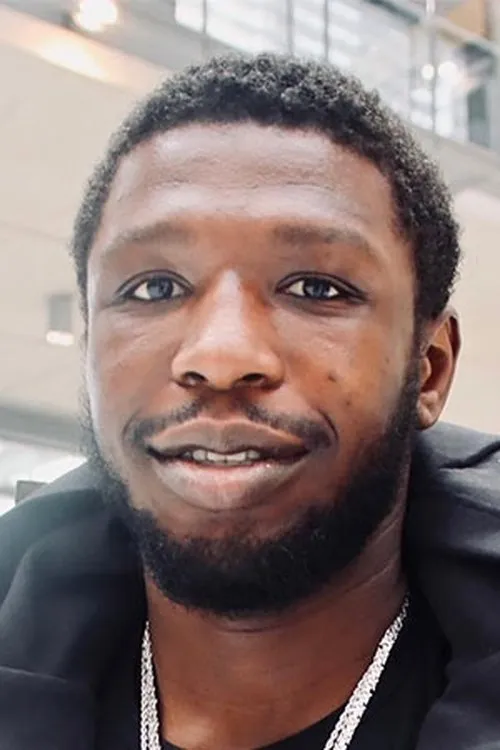 Joel Kodua interpretando a Self