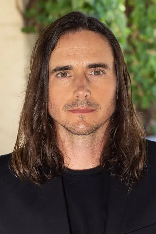 Joel Moody interpretando a Bo Wilson