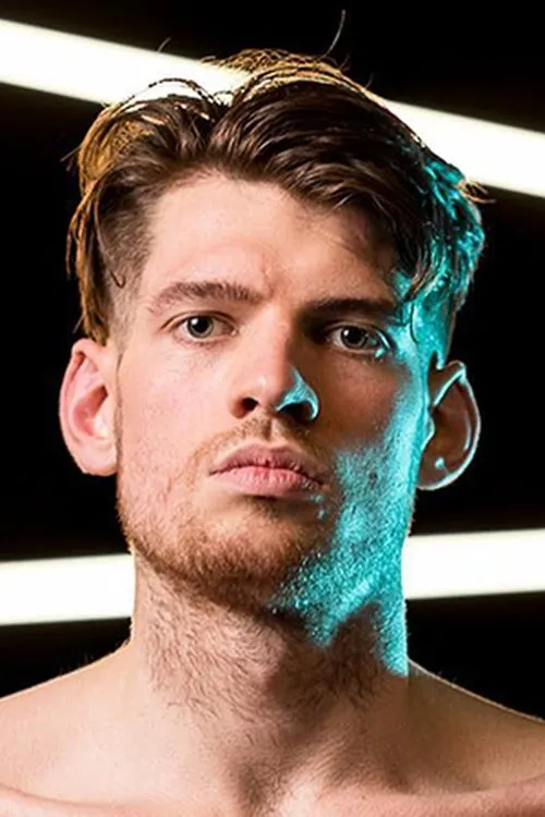 Joel Morris interpretando a Self