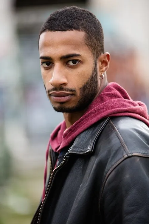 Joel Sy interpretando a Claudietto