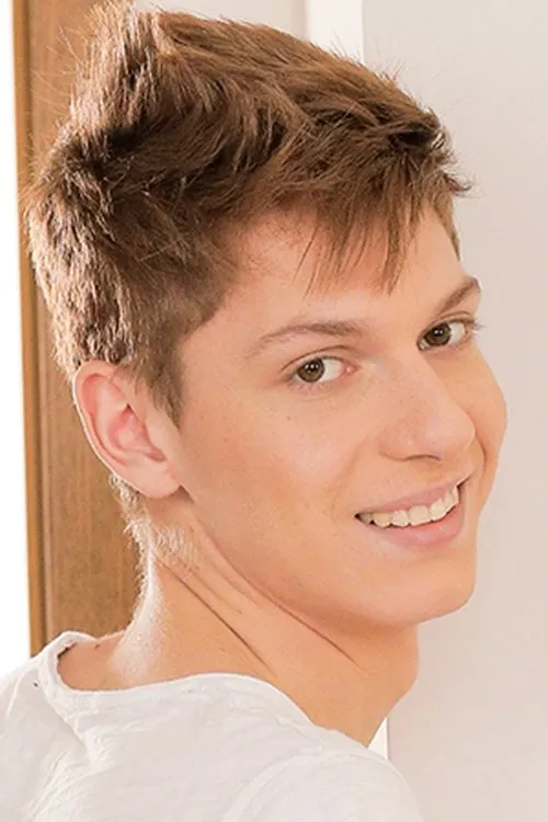 Joel Tamir interpretando a