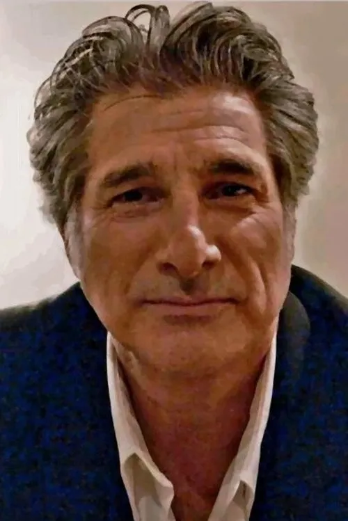 Joey Aresco interpretando a Agent Campbell