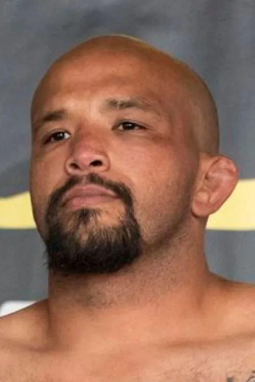 Joey Beltran interpretando a Self