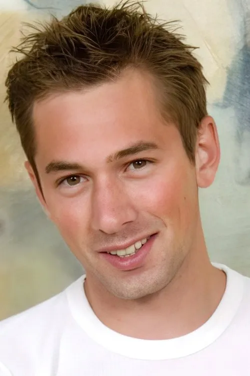 Joey Brass interpretando a