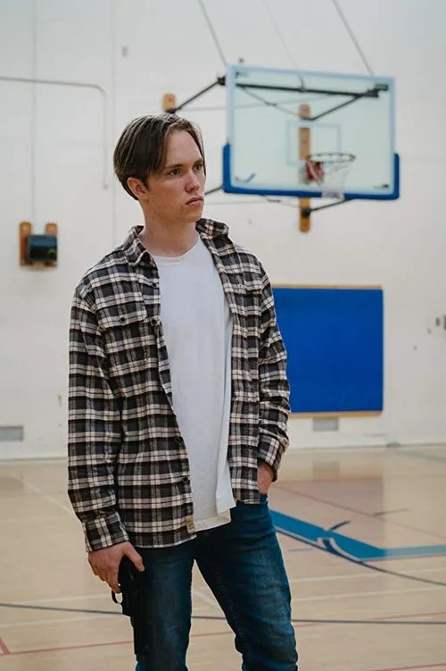 Joey Burke interpretando a Tim