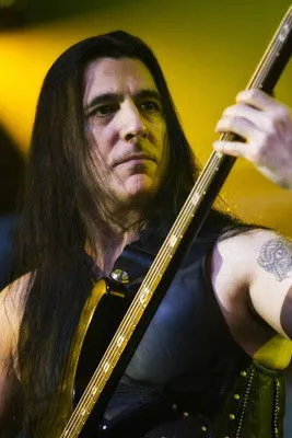 Joey DeMaio interpretando a Self