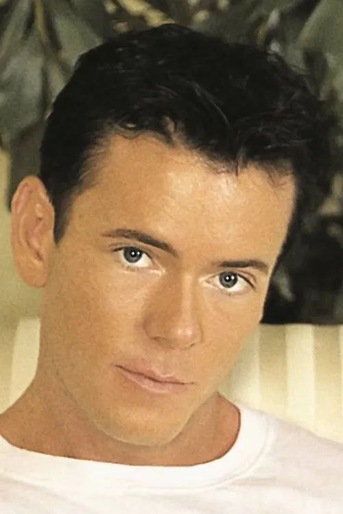 Joey Hart interpretando a 