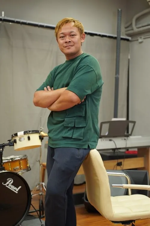 Joey Leung Cho-Yiu interpretando a 