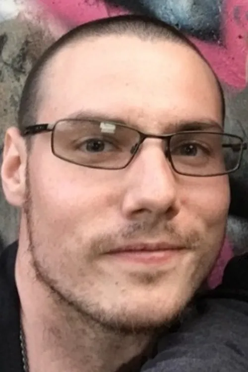 Joeydotrawr interpretando a Paul Young