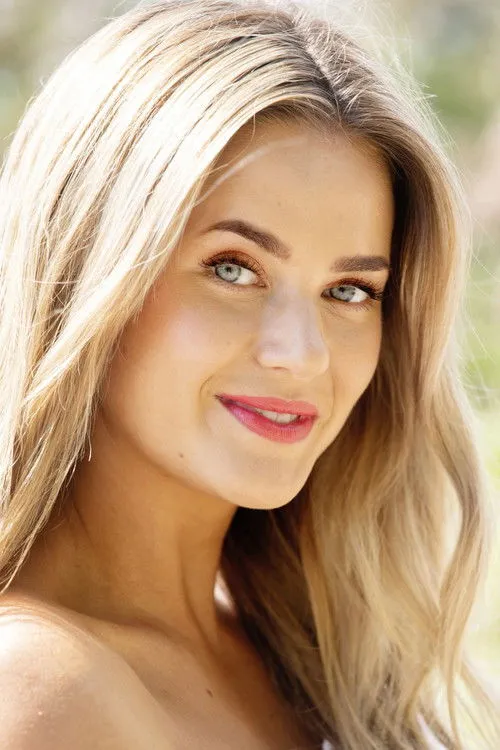 Johanna Puhakka interpretando a Woman