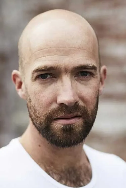 Johannes Benecke interpretando a Olarte