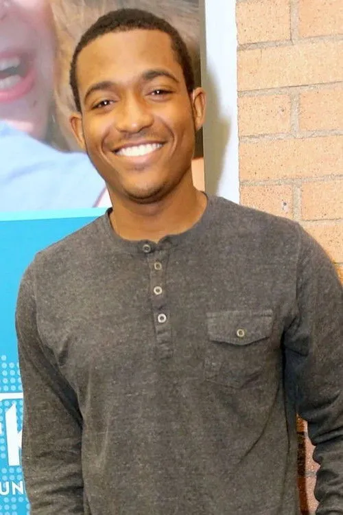 John Autry II interpretando a Derrick