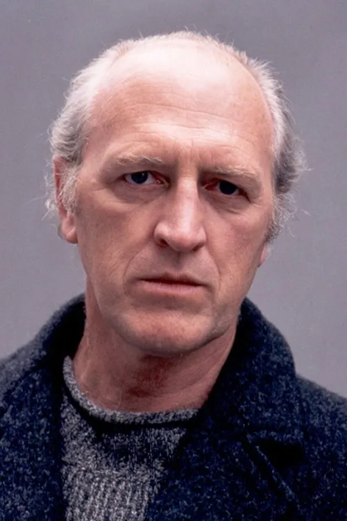 John Bach interpretando a Cluny