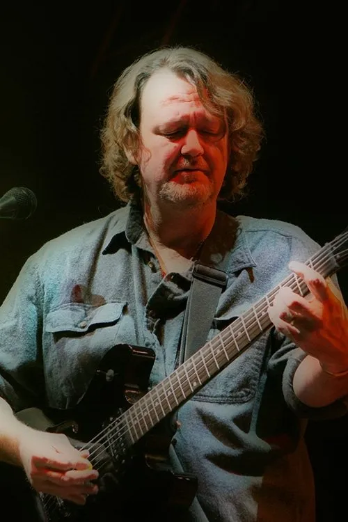 John Bell interpretando a Self