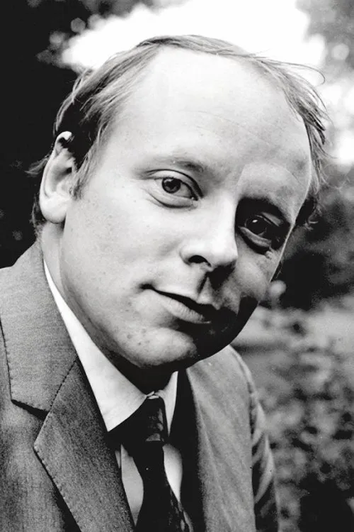 John Bird interpretando a Raymond