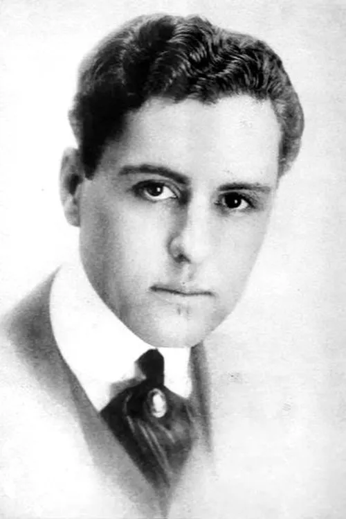 John Bowers interpretando a Owen Wharton