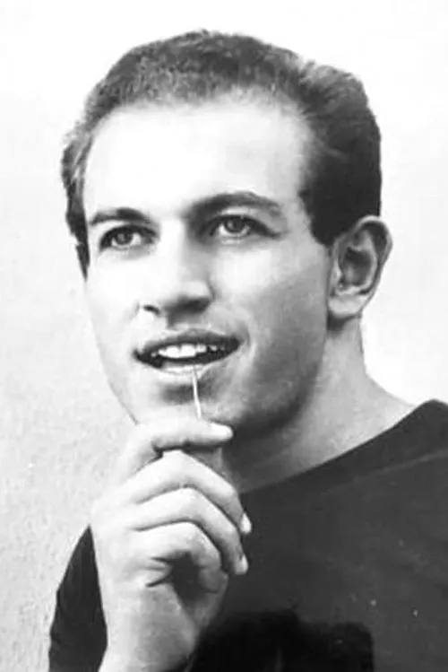 John Brascia interpretando a Karl