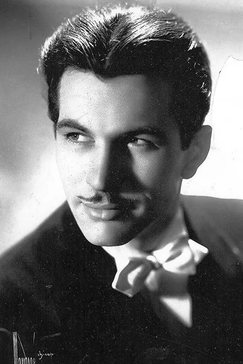 John Calvert interpretando a Michael 'The Falcon' Waring