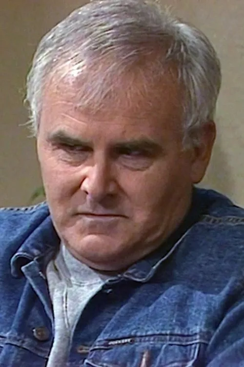 John Clayton interpretando a The Mayor