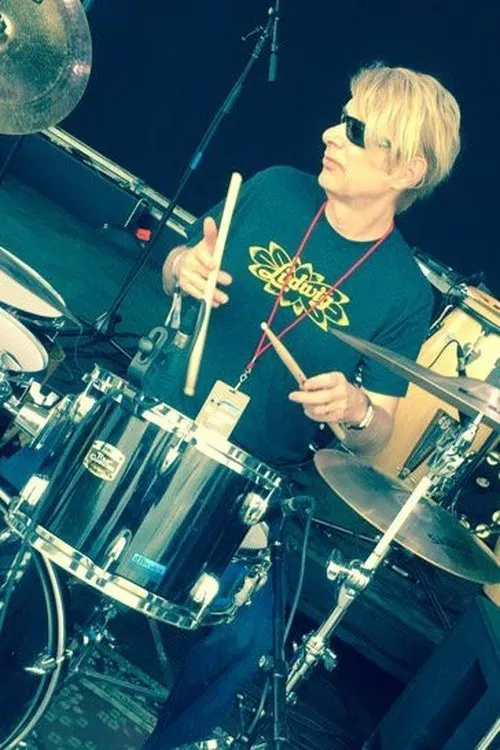 John Cody interpretando a Drums