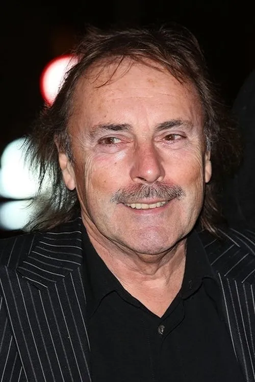 John Coghlan interpretando a Self