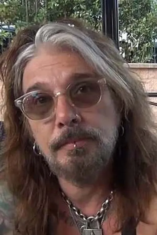 John Corabi interpretando a Self - Lead Vocals, Acoustic Guitar, Rhythm Guitar, Bass