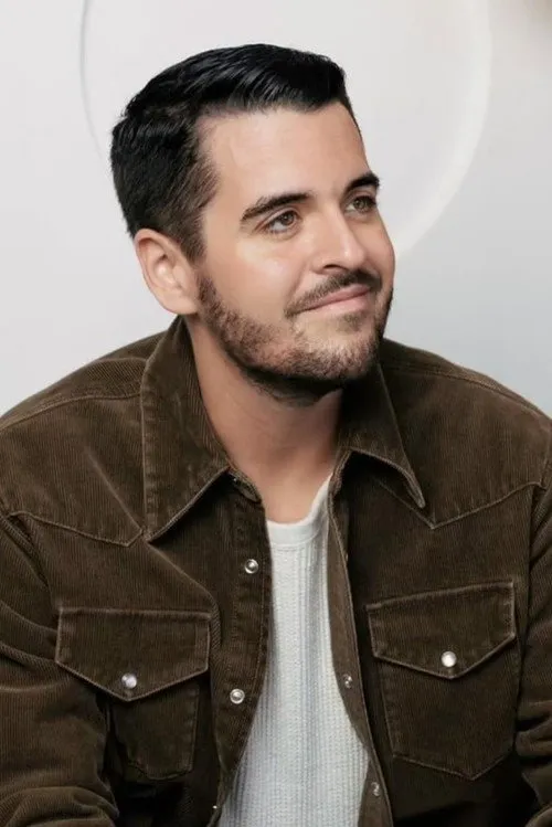 John-Eliot Jordan interpretando a Guy at Bar