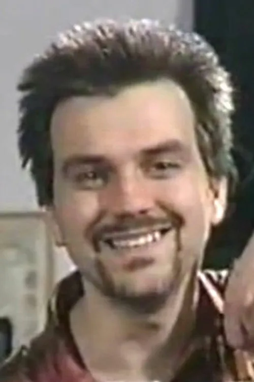 John Francis interpretando a Dr. Erwin Haberlund