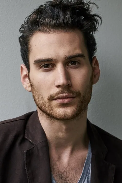 John Garet Stoker interpretando a Chris Silva