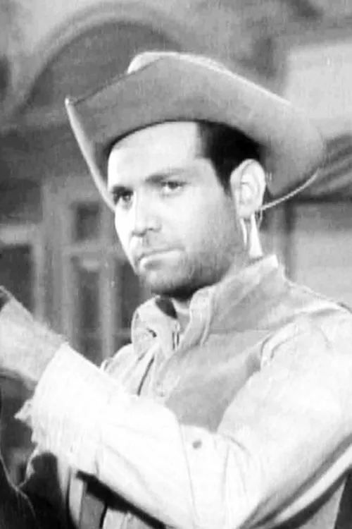 John Goddard interpretando a Capt. Tombolo