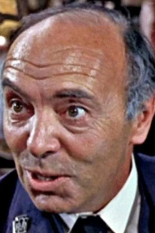 John Harding interpretando a Dean Harvey Rockwell