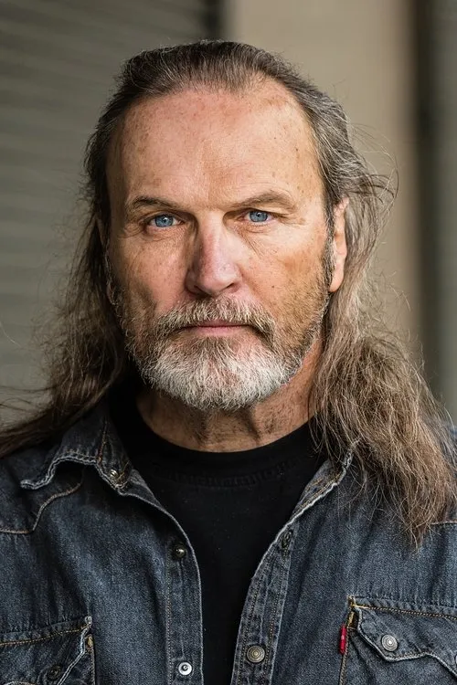 John Henry Whitaker interpretando a Driller Boss