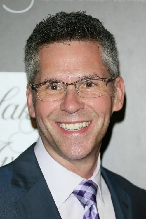 John Henson interpretando a Roger