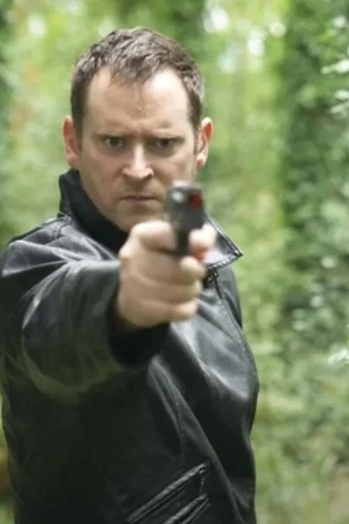 John Hogan interpretando a Recruit Getting Physical